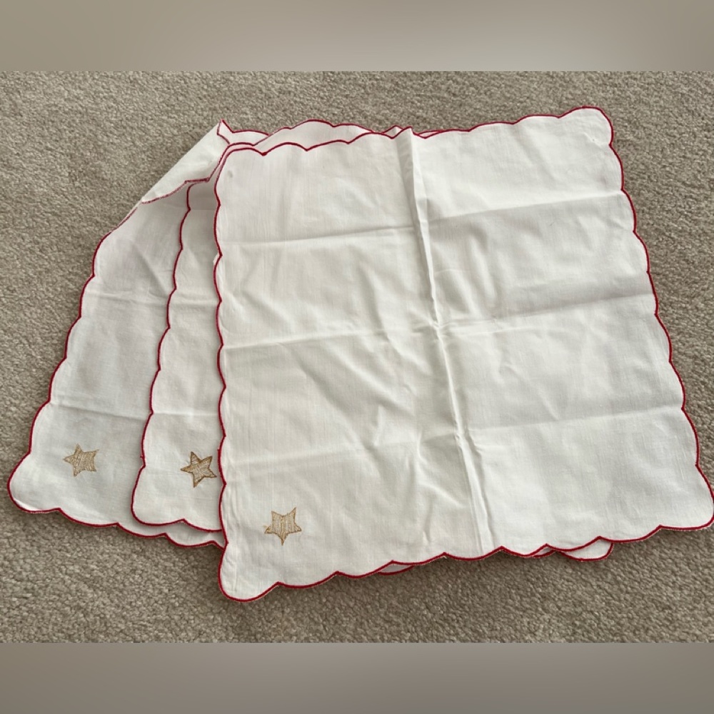 Vintage Embroidered Christmas Tablecloth with Matching Napkins. - Picture 3 of 11